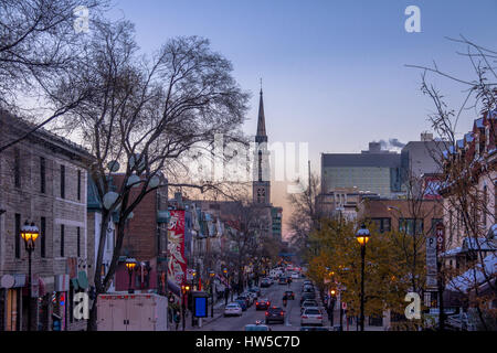 Straße Gebäude in der Innenstadt an einem lila Sonnenuntergang - Montreal, Quebec, Kanada Stockfoto