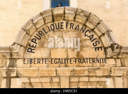 Französische Motto Liberté, Égalité, Fraternité auf einem Tympanon über dem Eingang zu Notre Dame des Anges, Collioure, Côte Vermeille, Frankreich Stockfoto