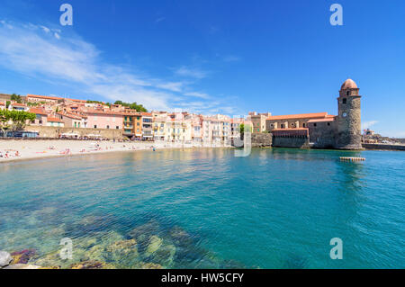 Collioure Urlauber am Strand von Boramar, überragt von der Notre Dame des Anges, Collioure, Côte Vermeille, Frankreich Stockfoto