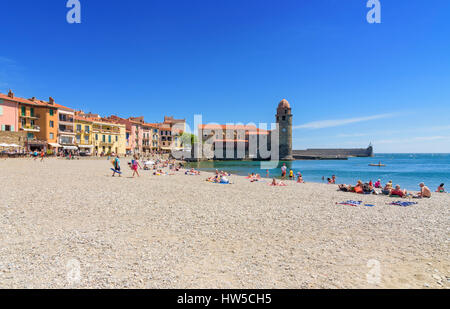 Urlauber am Strand von Boramar, überragt von der Notre Dame des Anges, Collioure, Côte Vermeille, Frankreich Stockfoto