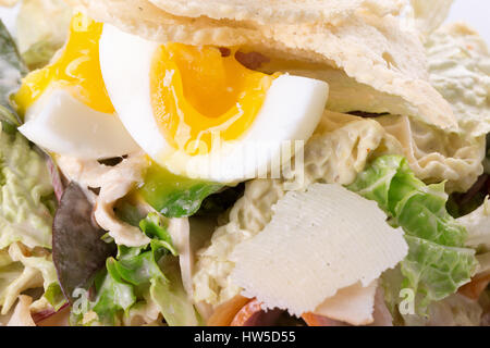 Salat mit Ei und Croutons. Stockfoto