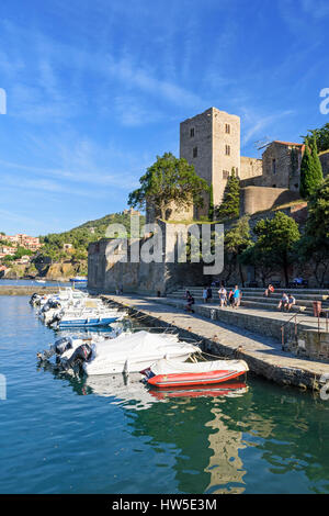 Das Château Royal mit Blick auf den kleinen Hafen von Collioure, Côte Vermeille, Frankreich Stockfoto