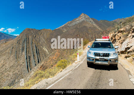 Toyota Landcruiser auf eine schmale Straße überqueren der Cordillera Central der Anden, Nord-Peru, Südamerika Stockfoto