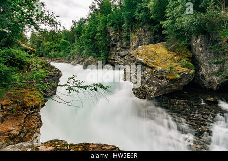 Detailansicht auf Slettafossen Wasserfall in den Fluss Rauma, Norwegen. Langzeitbelichtung Bild Stockfoto