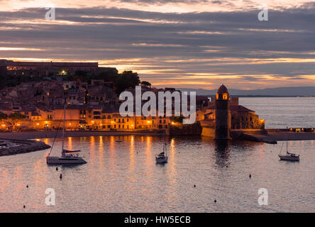 Sonnenuntergang über den Glockenturm und die Kirche von Notre Dame des Anges, Collioure, Côte Vermeille, Frankreich Stockfoto