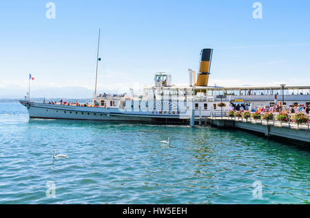 Fluggästen ein traditionelle Genfersee-Raddampfer im Hafen von Nyon, Waadt, Schweiz Stockfoto