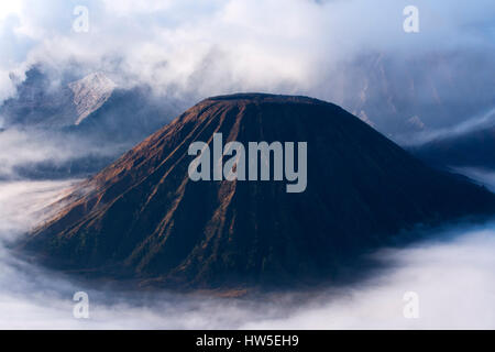 Mount Bromo, ein aktiver Vulkan, umgeben von weißen Wolken der Nebel am Morgen auf dem Tengger Semeru National Park in Ost-Java, Indonesien. Stockfoto