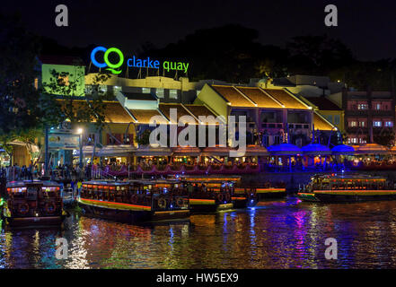 Clarke Quay Outdoor-Areal in der Nacht mit belebten Cafés und Restaurants entlang der Flussufer, Clarke Quay, Singapur Stockfoto