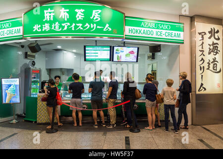 Menschen Sie Futter bis an eine japanische Eisdiele am Clarke Quay, Singapur Stockfoto