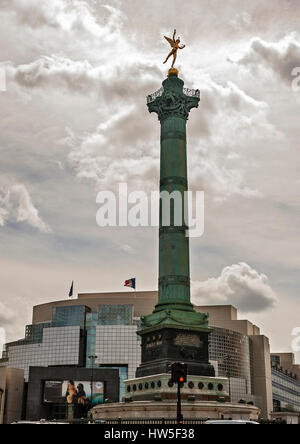 Place De La Bastille in Paris, Frankreich. Juli-Spalte auf einem Hintergrund von Opera "Bastille", errichtet in Erinnerung an die drei revolutionären Zeiten, wenn es Stockfoto