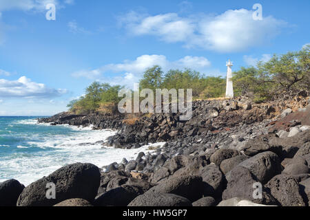 Kleinen konkreten Leuchtturm entlang felsigen Ufer der Kawaihae Hafen auf der windabgewandten Seite von Big Island von Hawaii. Stockfoto