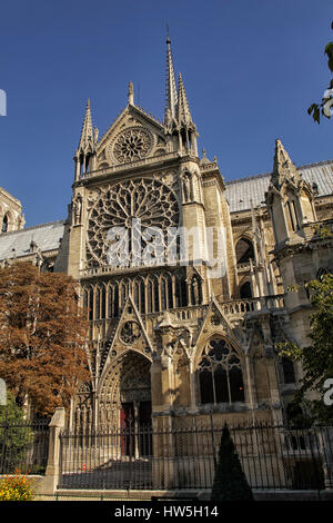 Kathedrale Notre-Dame in Paris.External Details in schwarz und weiß Stockfoto