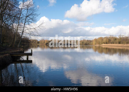 Wasserspiegelungen an einem sonnigen Tag am Arrow Valley Lake in Redditch Stockfoto