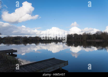 Wasserspiegelungen an einem sonnigen Tag am Arrow Valley Lake in Redditch Stockfoto