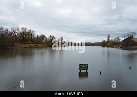 Langsames Foto des Arrow Valley Lake Redditch, in der Abenddämmerung Stockfoto