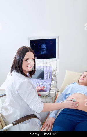 Schwangere Frau mit Ultraschall Scannen in der Klinik Stockfoto