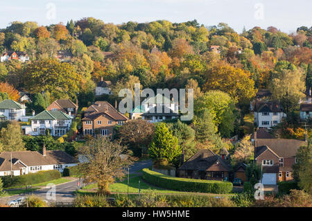 Suburban Wohnsiedlung am Woodmansterne, Banstead in der Nähe von Croydon in Surrey, England. Mit Herbst (Herbst) Farben in den Bäumen Stockfoto