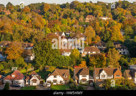 Suburban Wohnsiedlung am Woodmansterne, Banstead in der Nähe von Croydon in Surrey, England. Mit Herbst (Herbst) Farben in den Bäumen Stockfoto