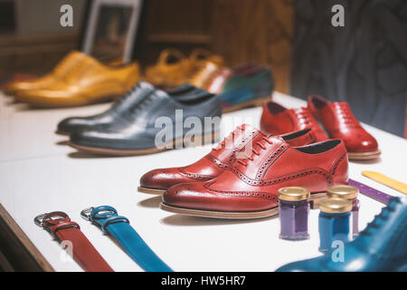 Ausgefallene bunte Schuhe in einem Herrenbekleidung Shop. Stockfoto