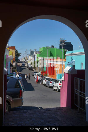 Typische Straßenszene von bunten Häusern in Bo-Kaap Manlay Viertel Cape Town South Africa Stockfoto