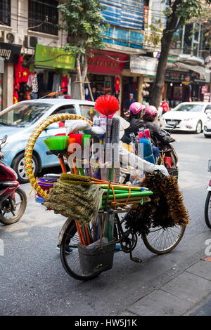 HANOI, VIETNAM - 2. März 2017: Unbekannte Leute auf der Straße von Hanoi, Vietnam. Im Hanoi haben Motorräder Fahrräder als die wichtigste Form der überholt. Stockfoto