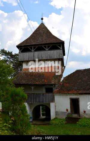 Mittelalterliche sächsische Kirchenburg in Ungra, einer Gemeinde in Braşov Grafschaft, Rumänien. Hier gibt es eine mittelalterliche 13. Jahrhundert Transylvanian Saxon Kirche und ma Stockfoto