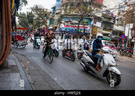 HANOI, VIETNAM - 2. März 2017: Unbekannte Leute auf der Straße von Hanoi, Vietnam. Im Hanoi haben Motorräder Fahrräder als die wichtigste Form der überholt. Stockfoto