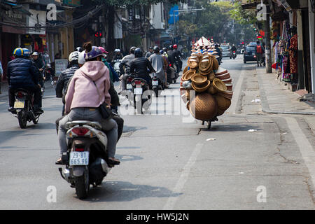 HANOI, VIETNAM - 2. März 2017: Unbekannte Leute auf der Straße von Hanoi, Vietnam. Im Hanoi haben Motorräder Fahrräder als die wichtigste Form der überholt. Stockfoto