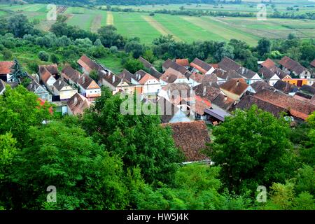 Luftaufnahme. Ungra ist eine Gemeinde in Braşov Grafschaft, Rumänien. In Ungra gibt es eine mittelalterliche 13. Jahrhundert Transylvanian Saxon Kirche und viele alte Häuser Stockfoto