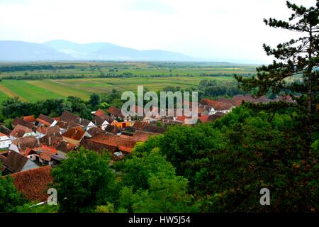 Luftaufnahme. Ungra ist eine Gemeinde in Braşov Grafschaft, Rumänien. In Ungra gibt es eine mittelalterliche 13. Jahrhundert Transylvanian Saxon Kirche und viele alte Häuser Stockfoto