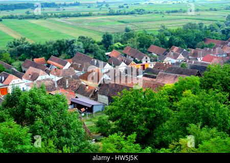 Luftaufnahme. Ungra ist eine Gemeinde in Braşov Grafschaft, Rumänien. In Ungra gibt es eine mittelalterliche 13. Jahrhundert Transylvanian Saxon Kirche und viele alte Häuser Stockfoto