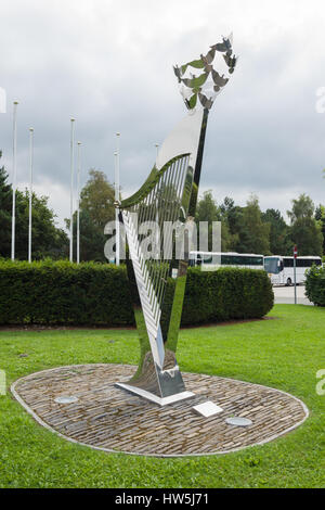 Friedenstauben Skulptur am Eingang der Royal Pavilion home Der llangollen International Musical Eisteddfod Stockfoto