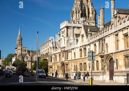 Auf der Suche nach Main Street in Oxford in Richtung der Universität St. Mary die Jungfrau, Oxford, UK. Stockfoto