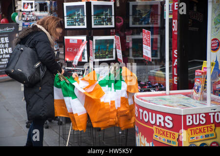 London, UK. 17. März 2017. St. Patricks Day, Souvenirläden und Pubs im Bild Verkauf irische Flaggen und die irische typischen Hüte; die Pubs machen Sie sich bereit, die irischen Schutzpatron zu feiern. Bildnachweis: Alberto Pezzali/Pacific Press/Alamy Live-Nachrichten Stockfoto