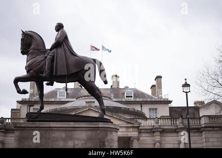 London, UK. 17. März 2017. Anschluß-Markierungsfahne fliegen in der Nähe der schottischen Flagge im Scotland House im Zentrum von London. Scottish First Minister, Nicola Sturgeon, will ein zweites Referendum über die Unabhängigkeit Schottlands zu fördern, wie die meisten schottischen Wähler Austritt Ergebnis ablehnen. Bildnachweis: Alberto Pezzali/Pacific Press/Alamy Live-Nachrichten Stockfoto