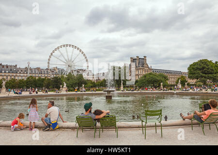 PARIS - 15. Juli 2014: Berühmte Tuilerien-Garten (Jardin des Tuileries). Schönsten und beliebtesten Grünanlage befindet sich zwischen dem Louvre Museum und die P Stockfoto