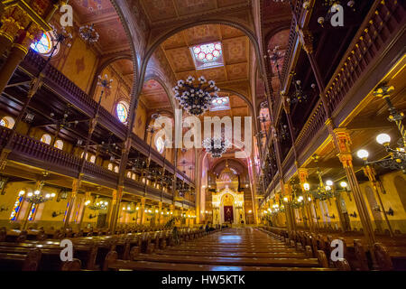 Innenraum der Dohány Straße oder große jüdische Synagoge Nagy Zsinagóga. Die zweite größte Synagoge der Welt, im maurischen Stil erbaut. Buda Stockfoto