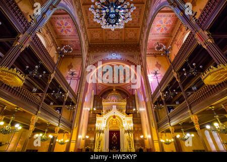 Innenraum der Dohány Straße oder große jüdische Synagoge Nagy Zsinagóga. Die zweite größte Synagoge der Welt, im maurischen Stil erbaut. Buda Stockfoto