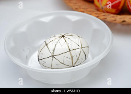 Ein Ei ist mit traditionellen ukrainischen Ornament mit einem schmelzenden Wachs verziert. Dies ist eine fortgeschrittene unfertig Pysanka Befor Gemälde. Stockfoto