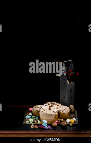 Colomba italienische Kuchen, traditionell gebacken für Osterfeier Stockfoto