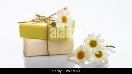 Handgemachte Naturseife Bars und Kamille auf weißem Hintergrund Stockfoto