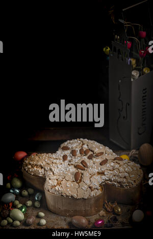 Colomba italienische Kuchen, traditionell gebacken für Osterfeier Stockfoto