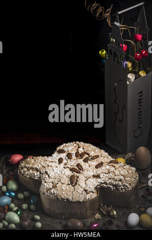 Colomba italienische Kuchen, traditionell gebacken für Osterfeier Stockfoto