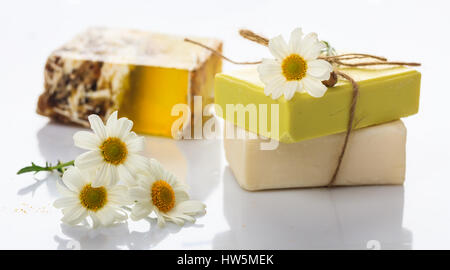 Handgemachte Naturseife Bars und Kamille auf weißem Hintergrund Stockfoto