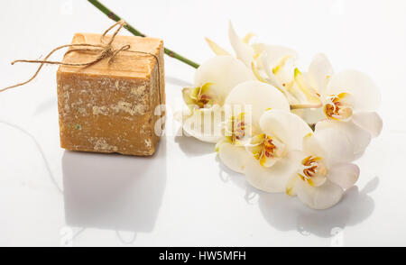 Natürliche handgemachte Seife und Orchidee auf weißem Hintergrund Stockfoto