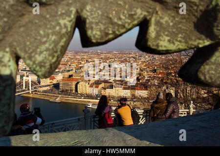 Blick von der Zitadelle auf die Donau, die Elisabethbrücke, Pest. Budapest Ungarn, Südosteuropa Stockfoto