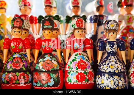 Puppen in Folklore und traditionellen Kleidern in einem Souvenirshop. Zentralmarkt Nagycsarnok. Budapest Ungarn, Südost-Europa Stockfoto