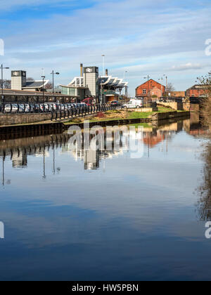 Rotherham Hauptbahnhof spiegelt sich in den Fluss Don Rotherham South Yorkshire England Stockfoto