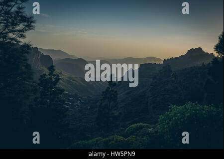 Schöne Aussicht auf tolle tropische Landschaft Bergtäler über weite Meer im goldenen Abendlicht bei Sonnenuntergang mit blauem Himmel und Wolken im Sommer Stockfoto