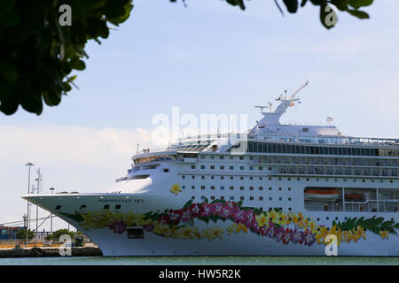 Miami, USA - 20. Mai 2016: Das Kreuzfahrtschiff Norwegian Sky in eines der Kreuzfahrt-Terminals von dem Hafen von Miami. Stockfoto